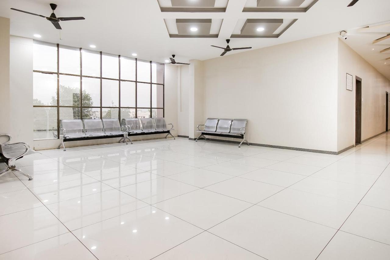 Oyo Flagship 71595 Hotel Lakhdatar Shegaon Kültér fotó